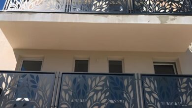 نرده چوبی راه پله با رنگ طبیعی چوب