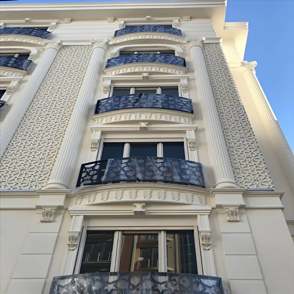 نرده پله فلزی مناسب ویلای مدرن و باغ