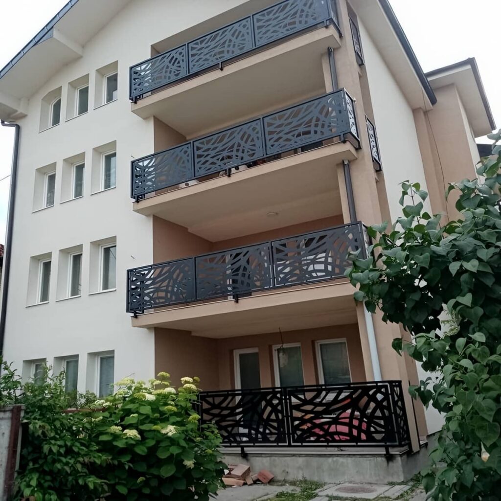 نرده کلاسیک بالکن با طراحی سنتی