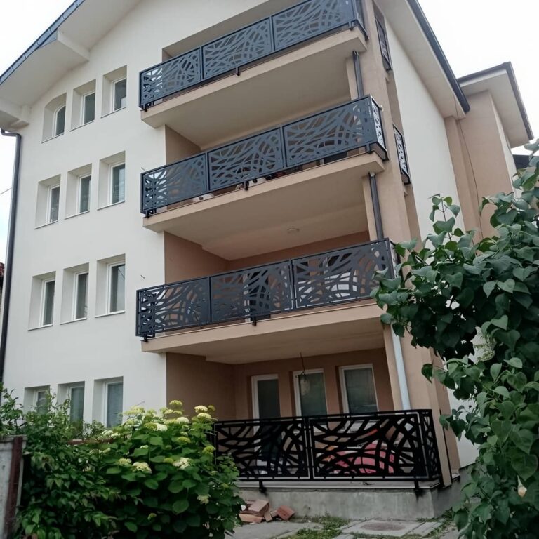 نرده کلاسیک بالکن با طراحی سنتی نرده کلاسیک بالکن با طراحی سنتی