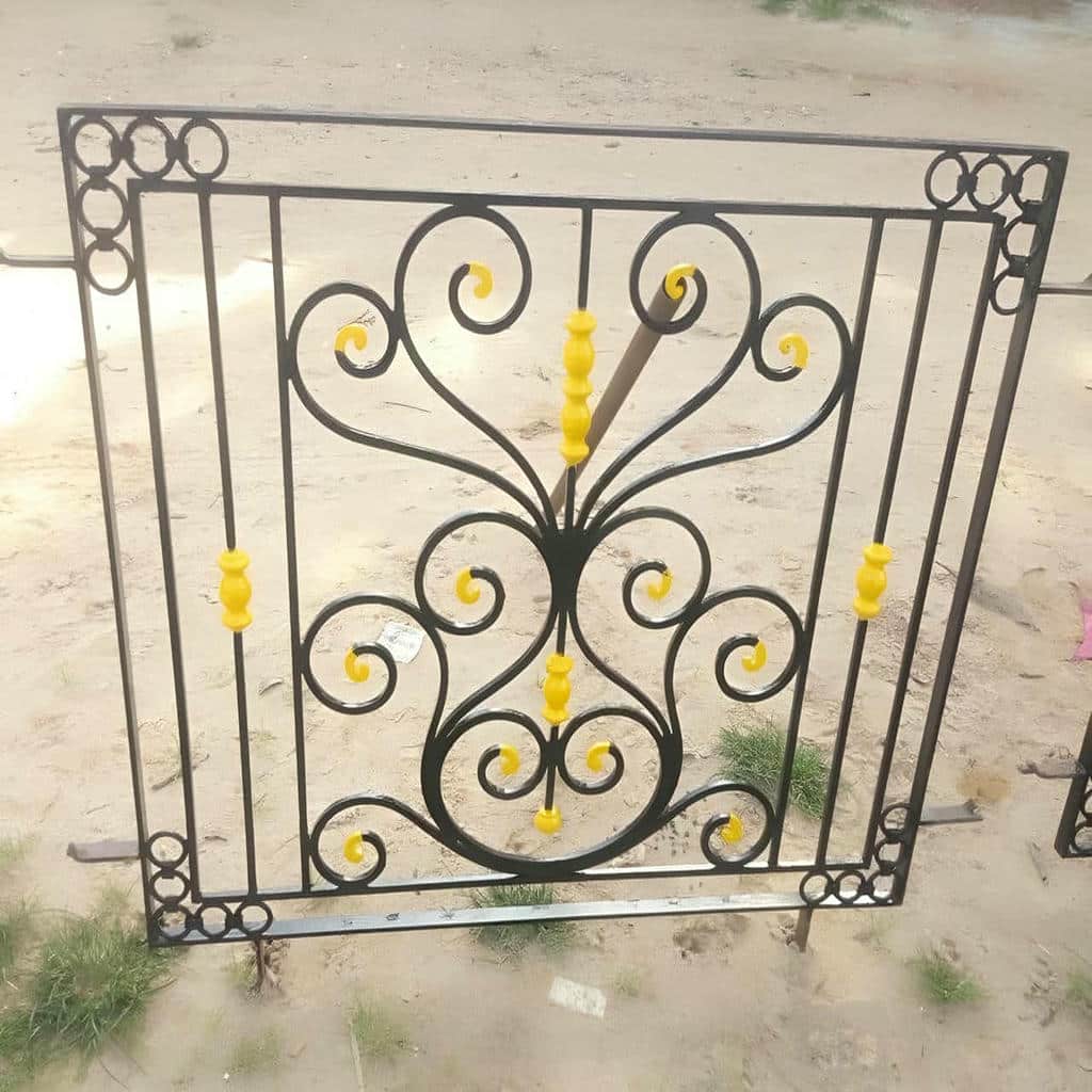 حفاظ پنجره فرفورژه در نمای ساختمان پرتردد