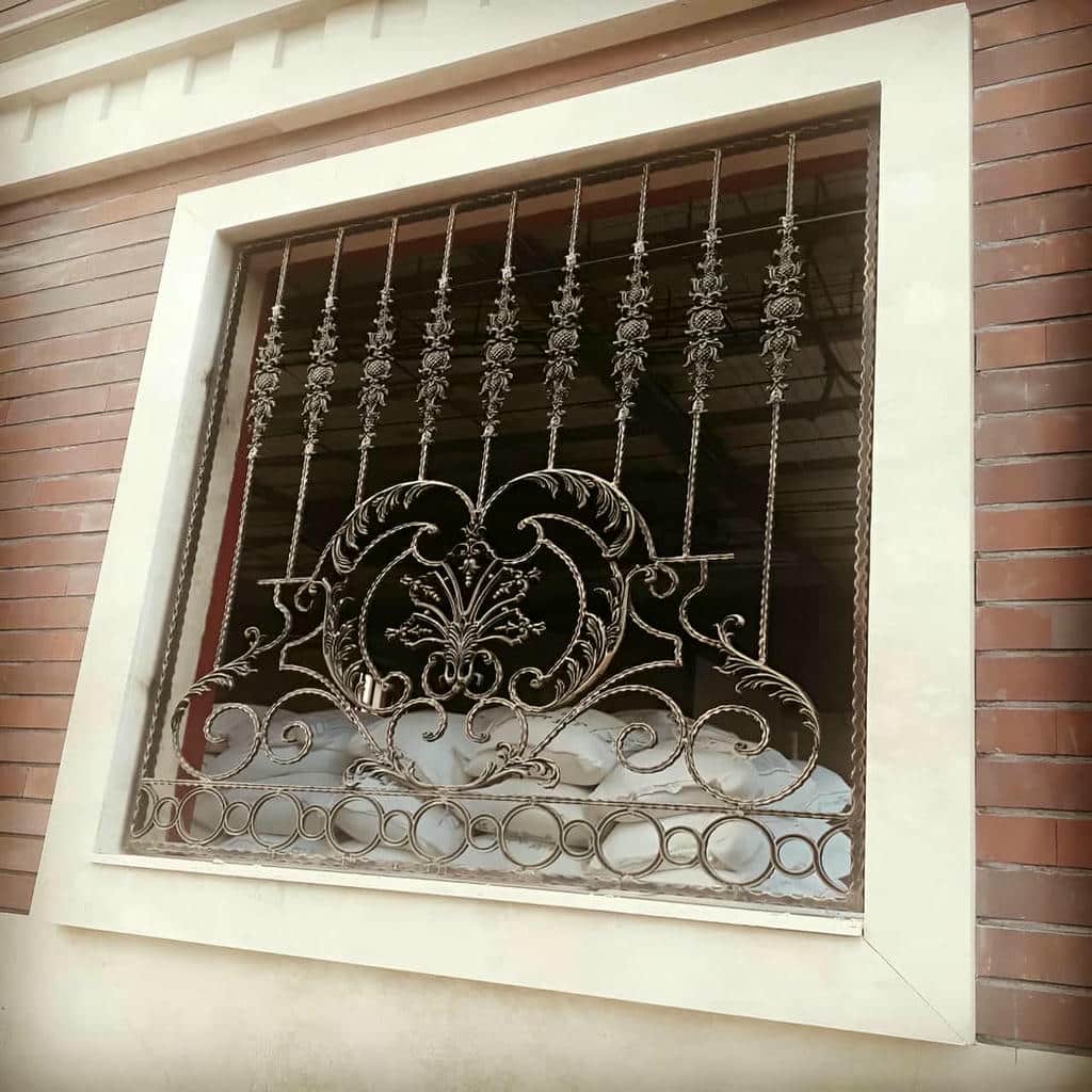 نرده پنجره فرفورژه با جزئیات تزئینی کلاسیک