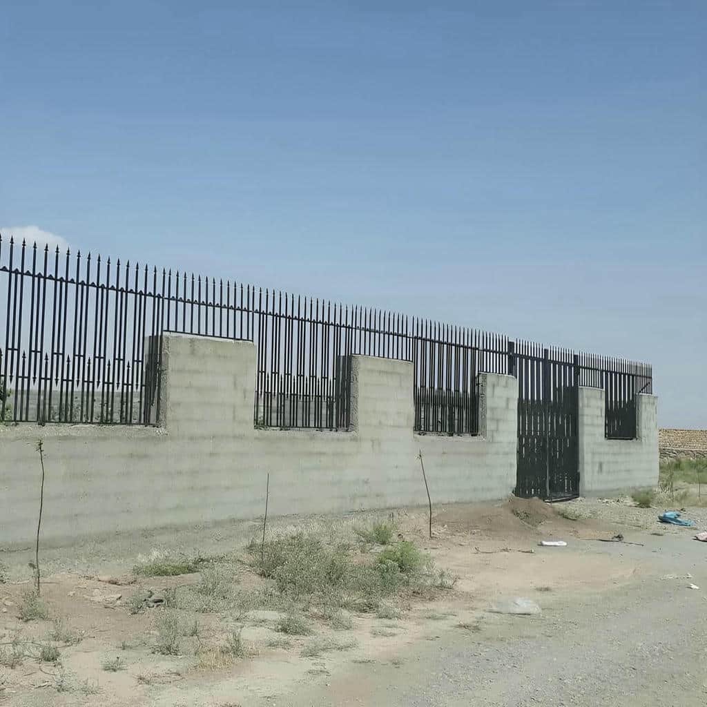 نرده آهنی روی دیوار باریک
