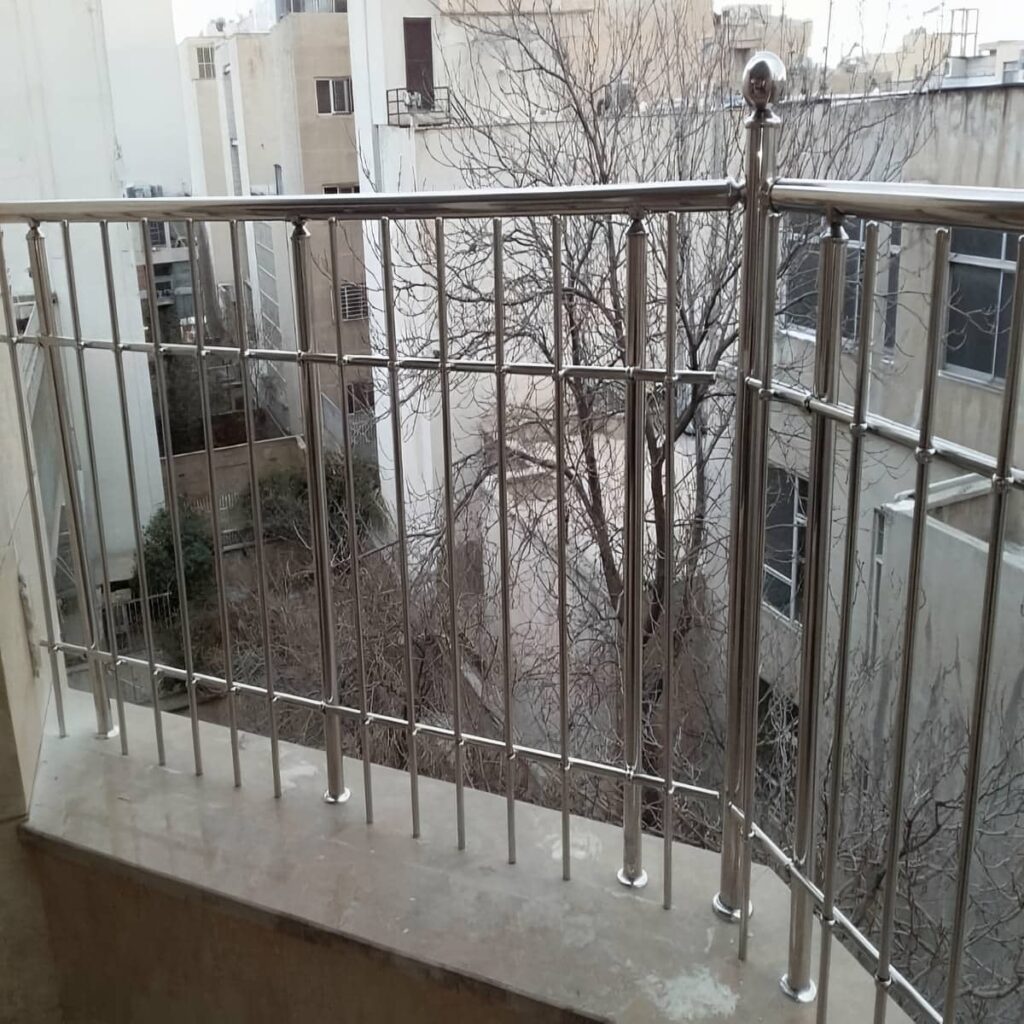 نرده آلومینیومی بالکن هماهنگ با نمای ساختمان