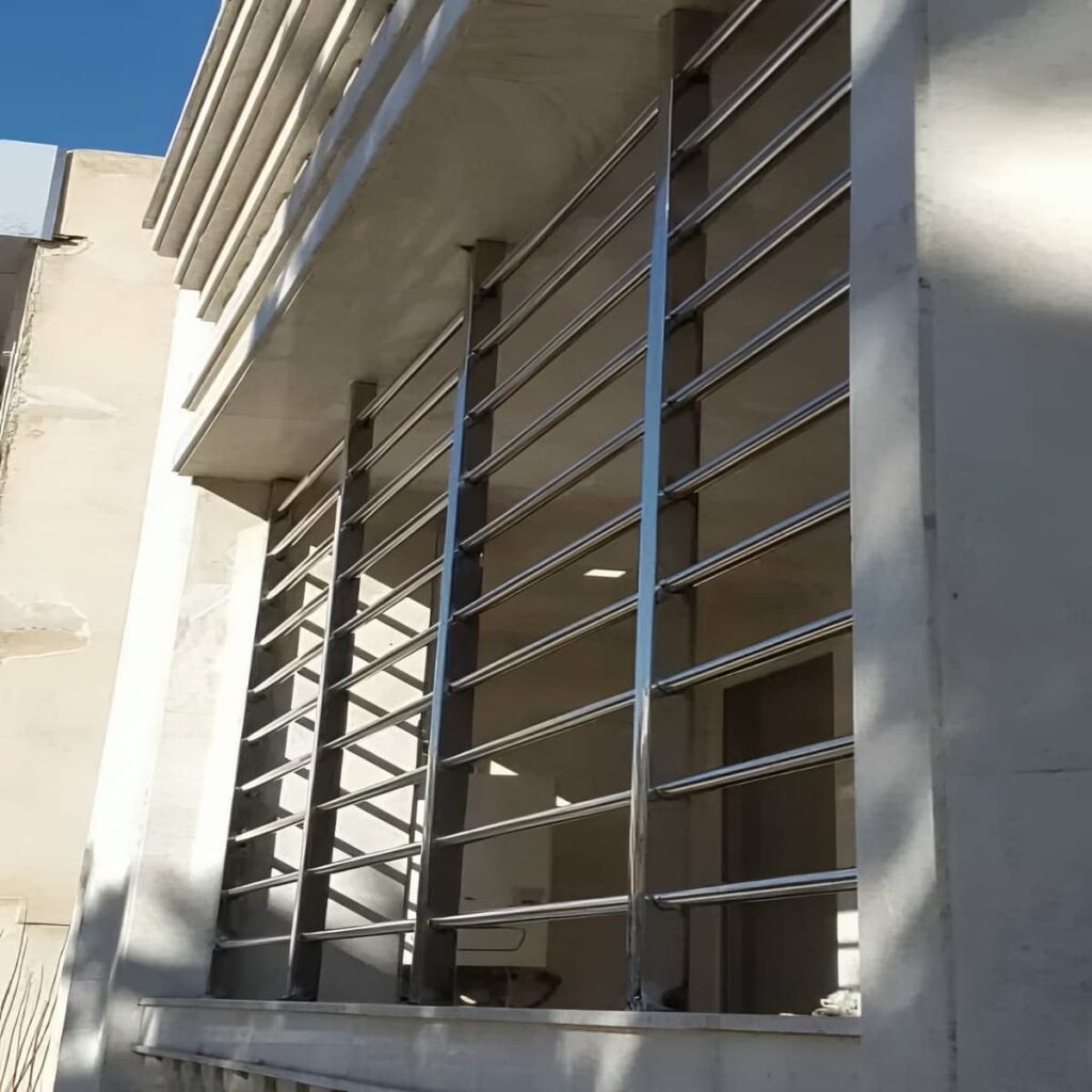 نرده بالکن ویلایی با طراحی مینیمال