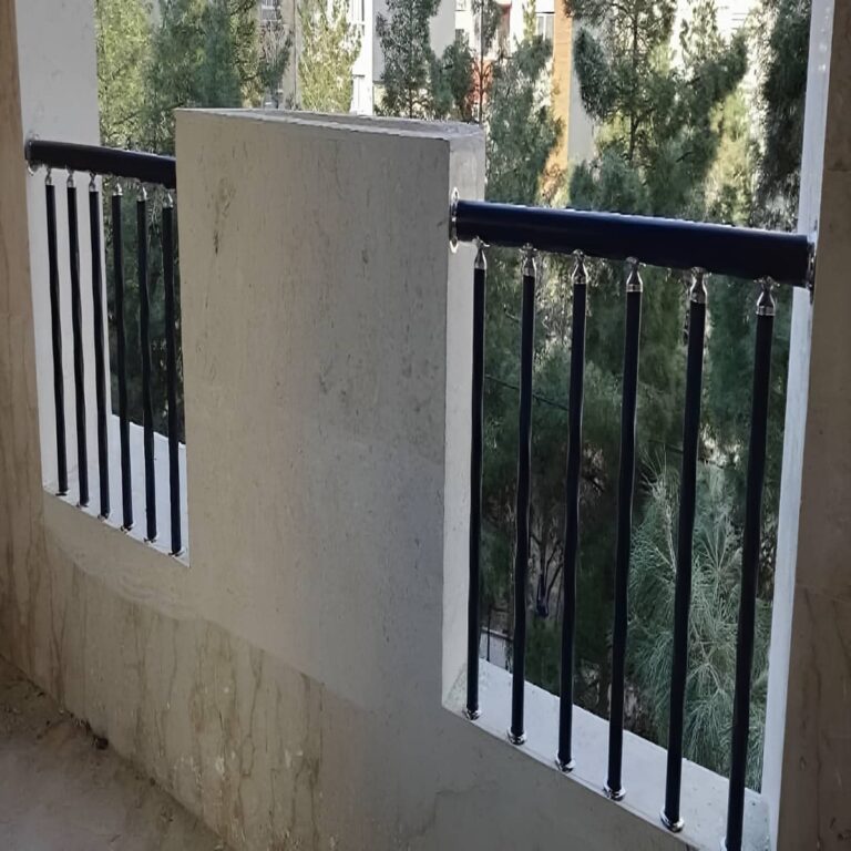 نرده مدرن بالکن فلزی با طراحی ساده نرده مدرن بالکن فلزی با طراحی ساده