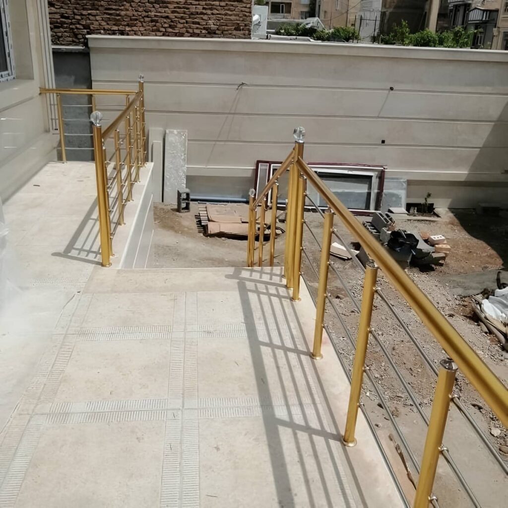 نرده چوبی راه پله هماهنگ با نمای داخلی