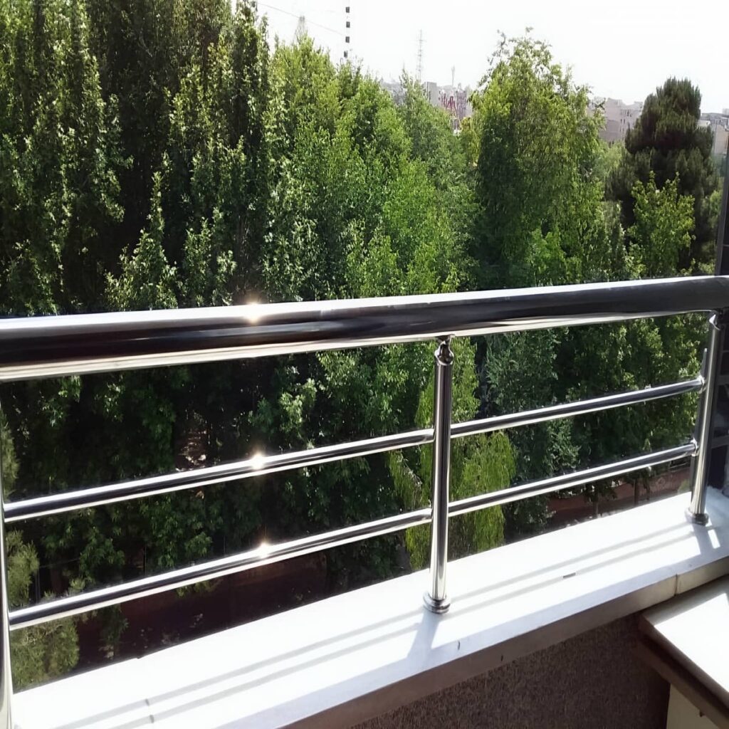 نرده کلاسیک بالکن مناسب نمای ساختمان