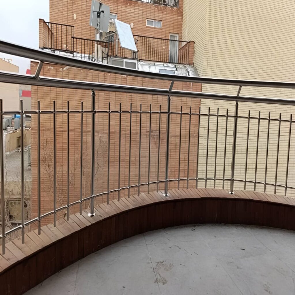 نرده بالکان آپارتمان با پوشش سطحی بادوام