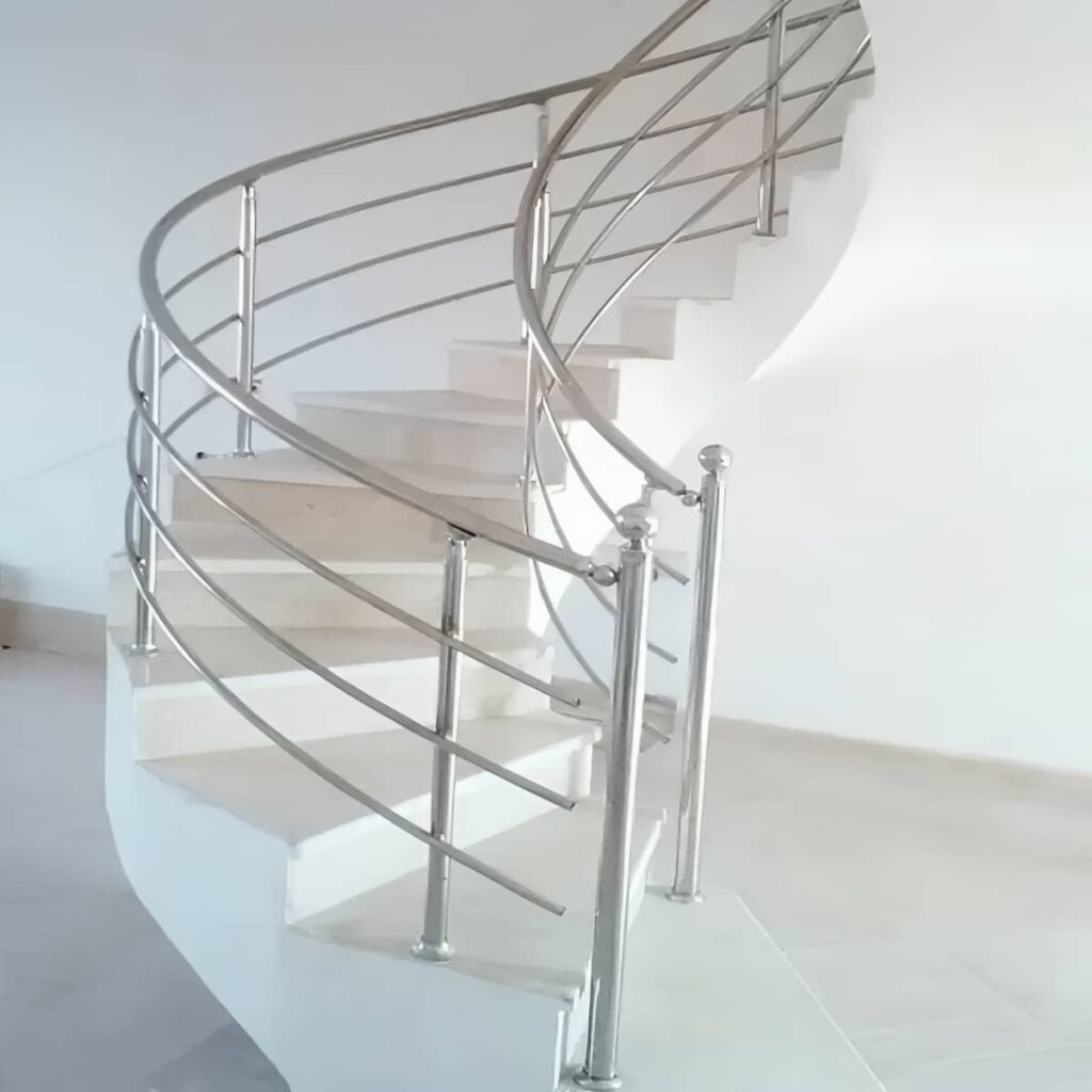 نرده استیل بالکن با طراحی مدرن فلزی