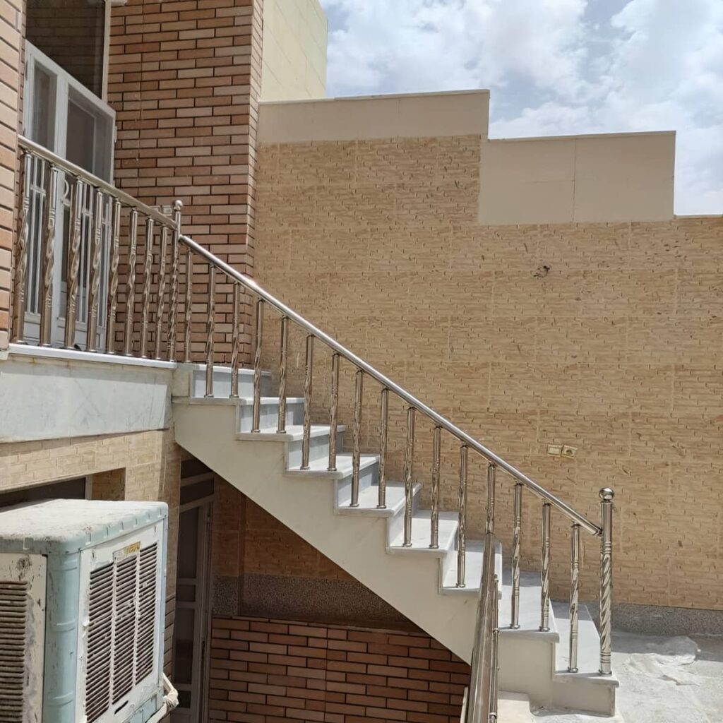 نرده استیل راه پله با قطعات اتصال مقاوم