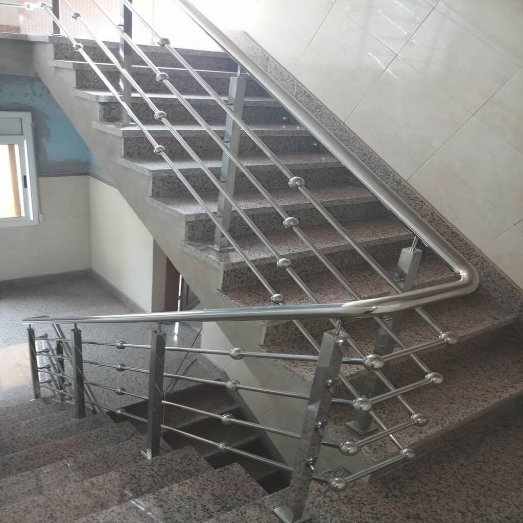 نرده استیل راه پله با پایه فلزی مدرن