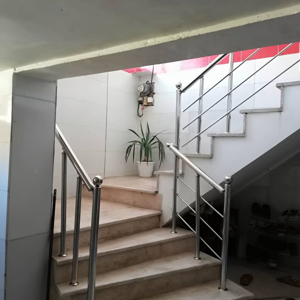 نرده استیل راه پله با سطح براق ضد زنگ