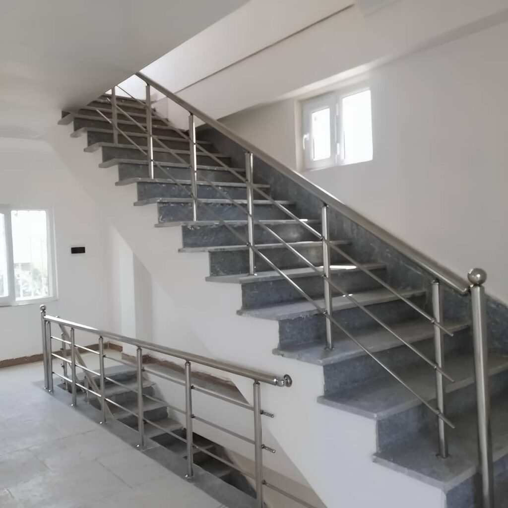 نرده استیل بالکن با طراحی مدرن