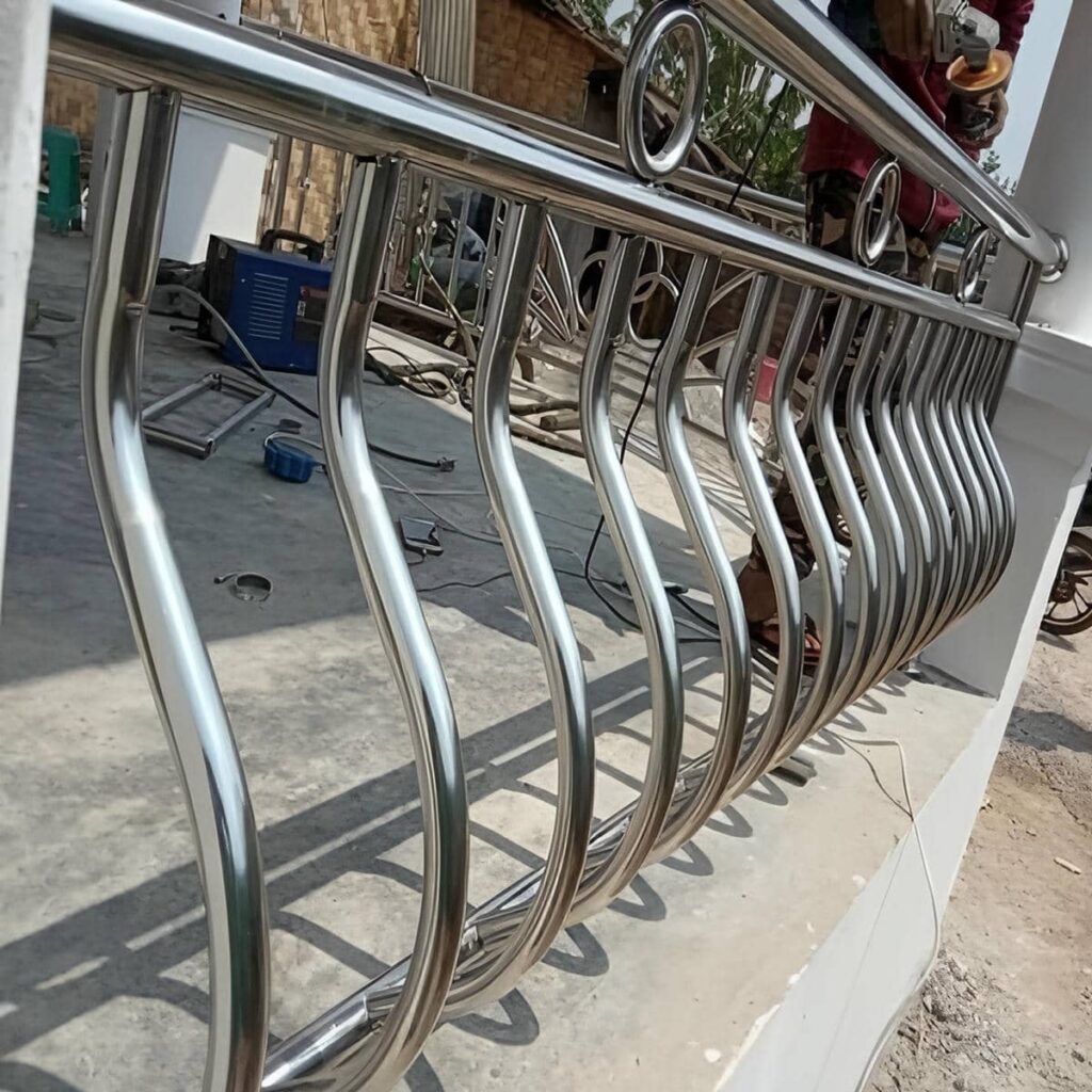 حفاظ پنجره مدرن با طراحی فلزی ساختمان قدیمی