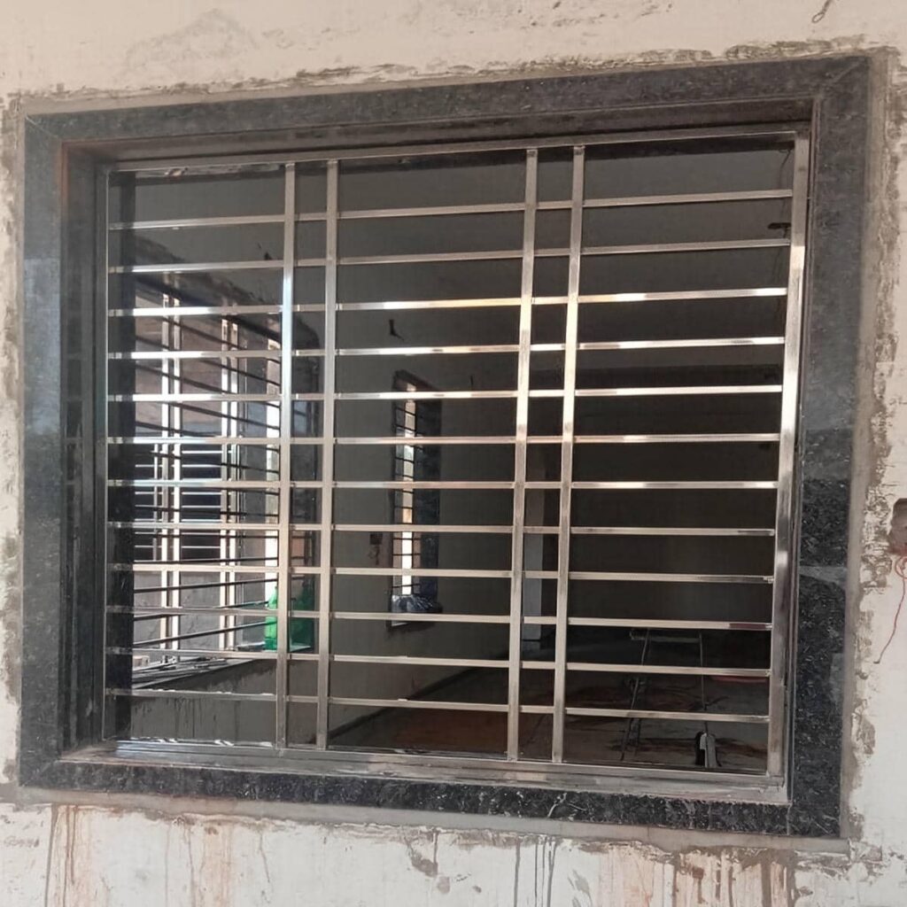 حفاظ پنجره آهنی با طراحی ساده برای نمای ساختمان مسکونی