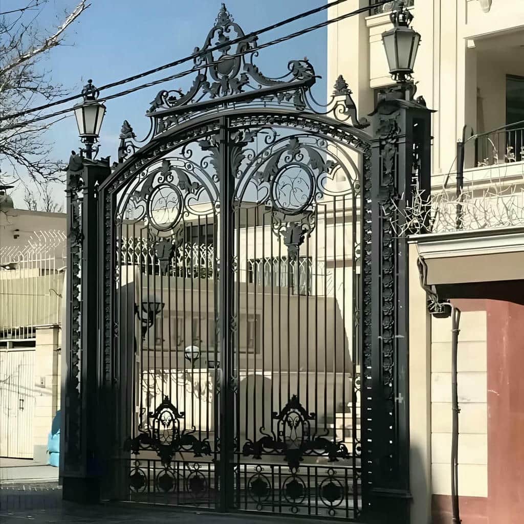 درب فلزی ورودی با جزئیات فرفورژه زیبا درب فلزی ورودی با جزئیات فرفورژه زیبا
