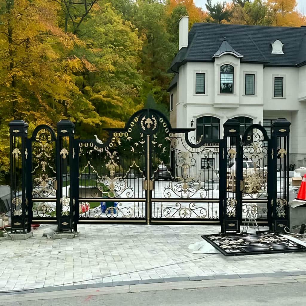 درب پارکینگ فلزی با رنگ هماهنگ نما