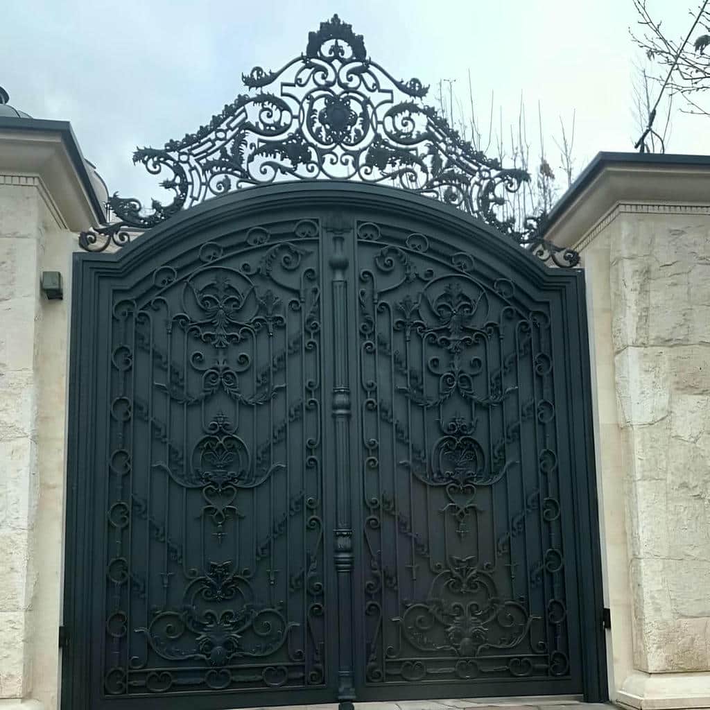درب فرفورژه آهنی با بدنه مقاوم