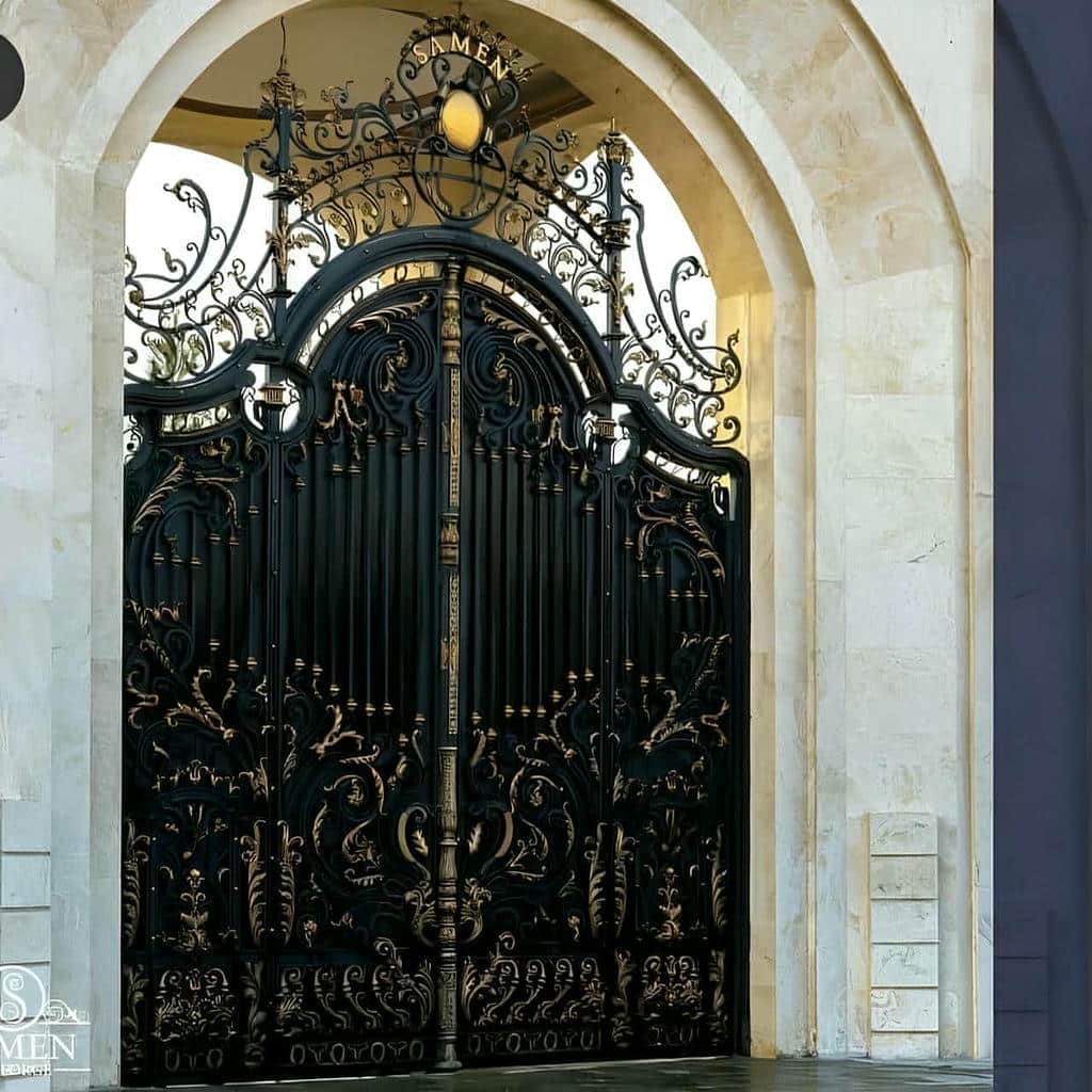 درب گلنرده دار فلزی با طراحی ورودی ساختمان