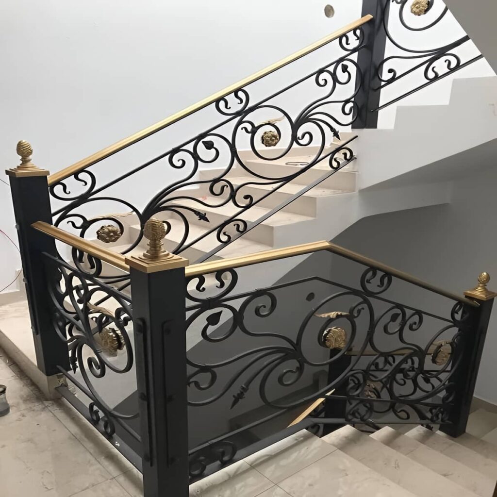 نرده فرفورژه بالکن با پوشش مقاوم سطحی نرده فرفورژه بالکن با پوشش مقاوم سطحی