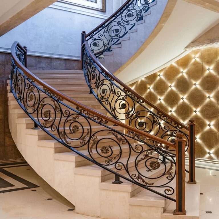نرده فرفورژه راه پله با طراحی کلاسیک فلزی