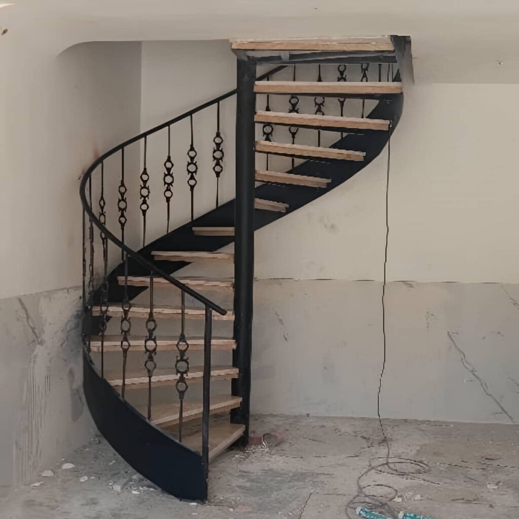 نرده فرفورژه راه پله با جزئیات تزئینی فلزی