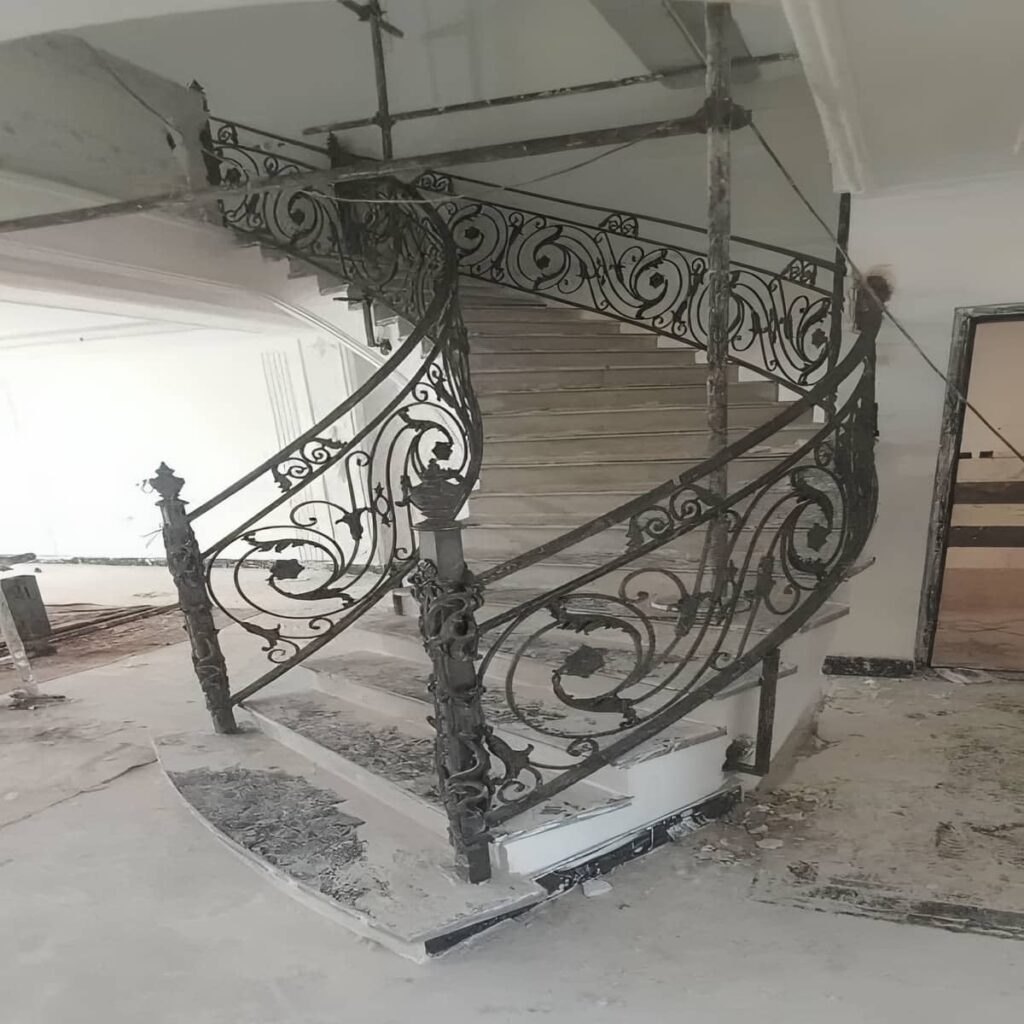 نرده فرفورژه راه پله با جزئیات تزئینی