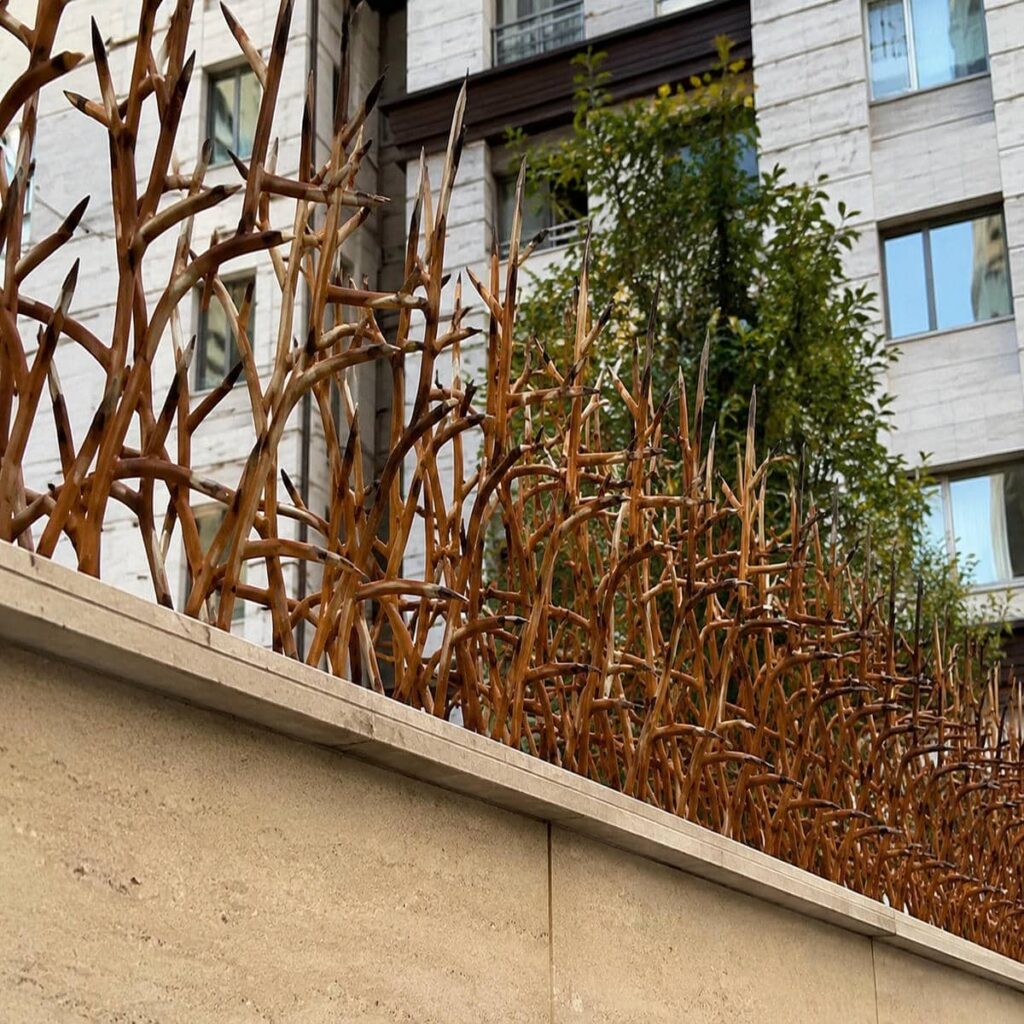 نرده آهنی روی دیوار فلزی