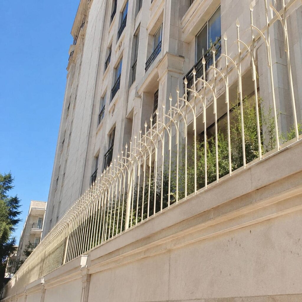 حفاظ سرنیزه ای در محوطه ساختمان