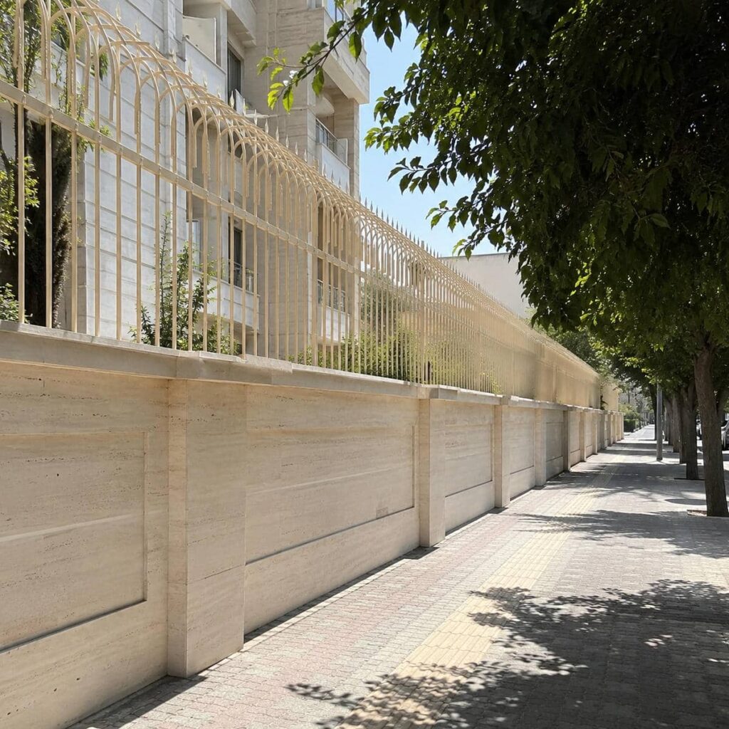 حفاظ روی دیوار سرنیزه ای
