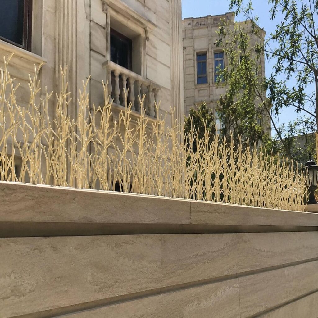 نرده آهنی روی دیوار سرنیزه ای