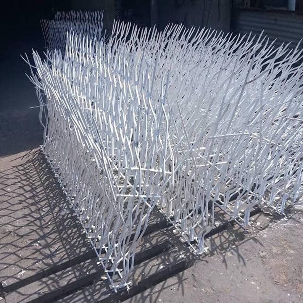 حفاظ روی دیوار فلزی