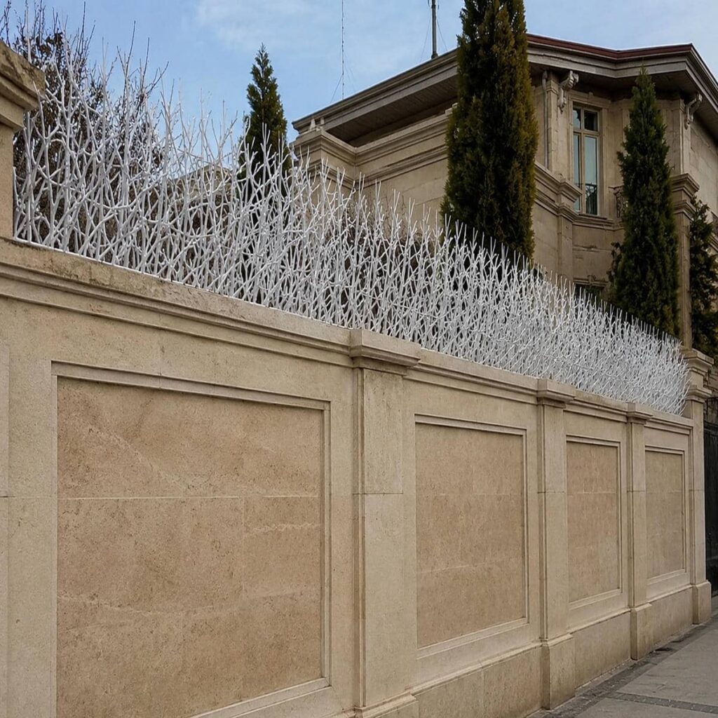 نرده آهنی روی دیوار کم عرض