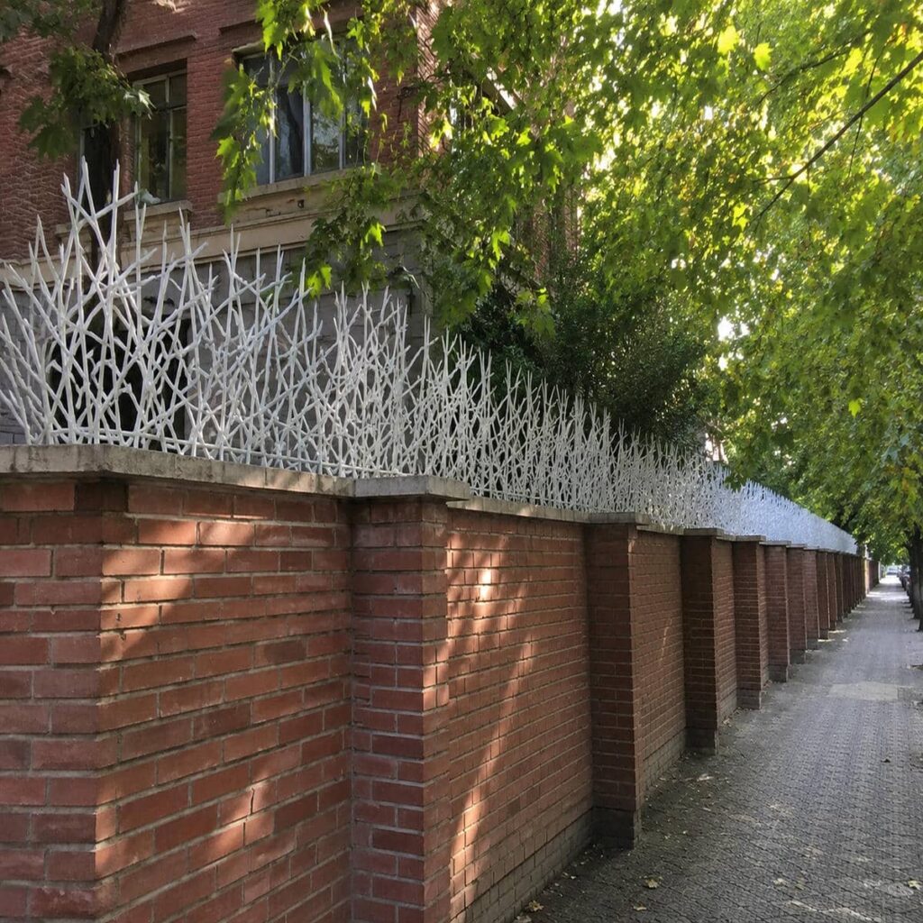 نرده آهنی روی دیوار شاخ گوزنی