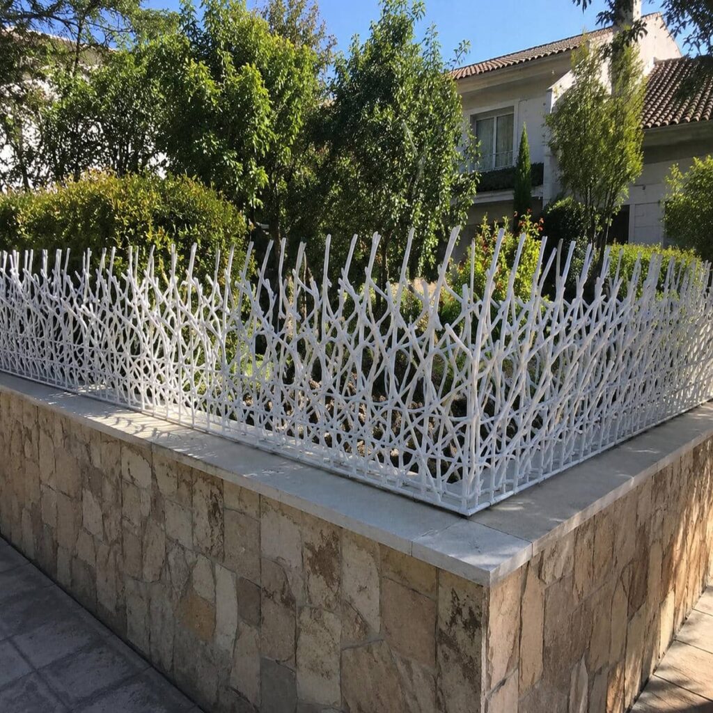 حفاظ شاخ گوزنی در محوطه باغ حفاظ شاخ گوزنی در محوطه باغ