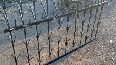 حفاظ روی دیوار حیاط فلزی