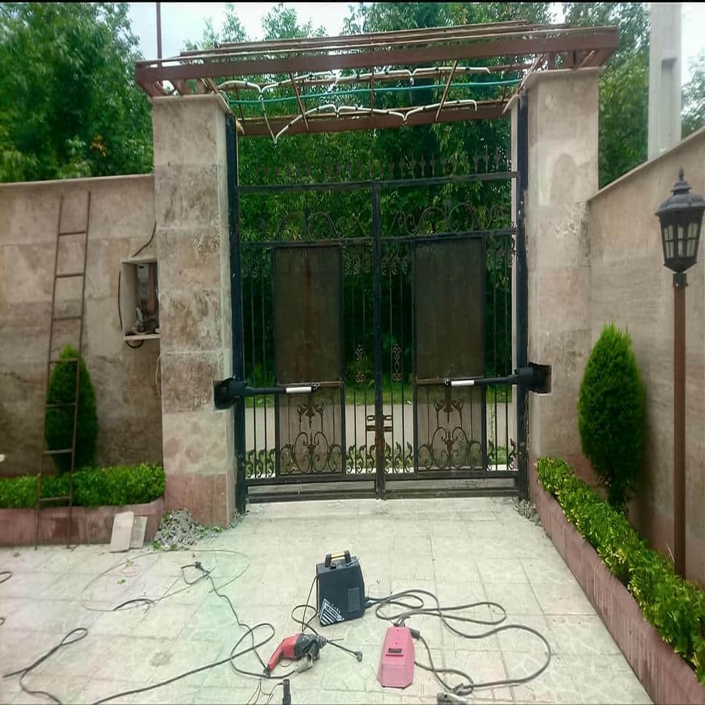 بازوی نقره ای کنار لنگه فولادی حیاط مسکونی