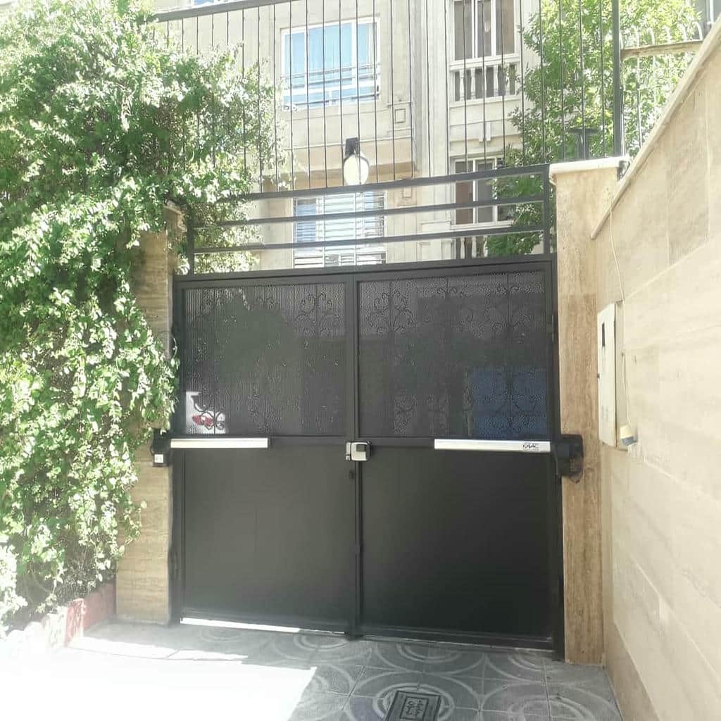 برد فرمان داخل محفظه محافظ تجهیزات ورودی