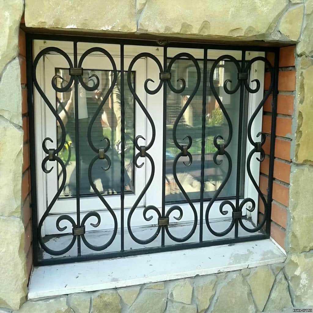 جزئیات جوش قاب فلزی خاکستری کنار پنجره
