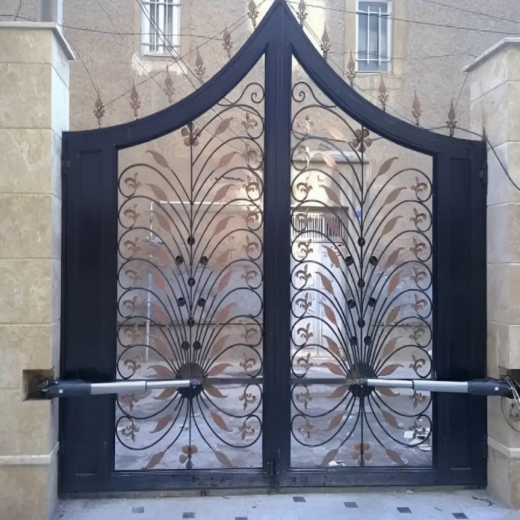 جک درب پارکینگ بازویی روی ورودی مجتمع زنجان