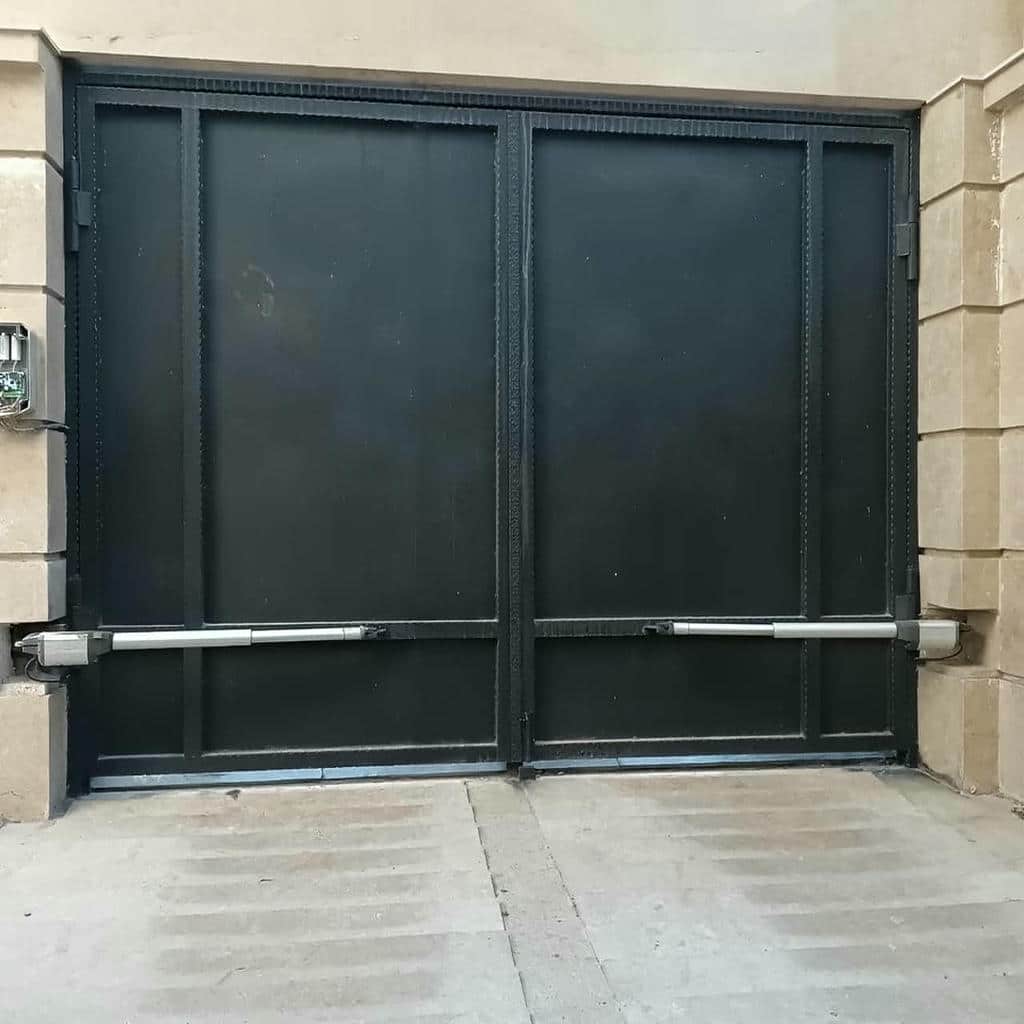 جک درب پارکینگ بازویی روی ورودی مسکونی استان زنجان