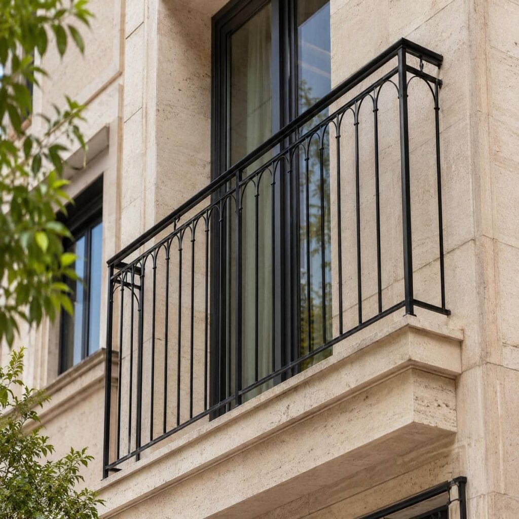 حفاظ بالکن آهنی با قاب مستطیلی و گوشه‌های صاف