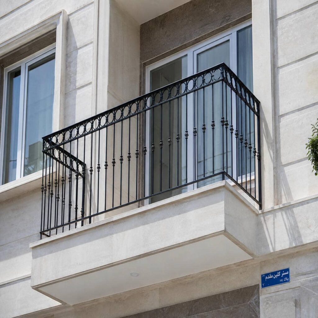 حفاظ بالکن سفید با دستانداز صاف در استان البرز حفاظ بالکن سفید با دستانداز صاف در استان البرز