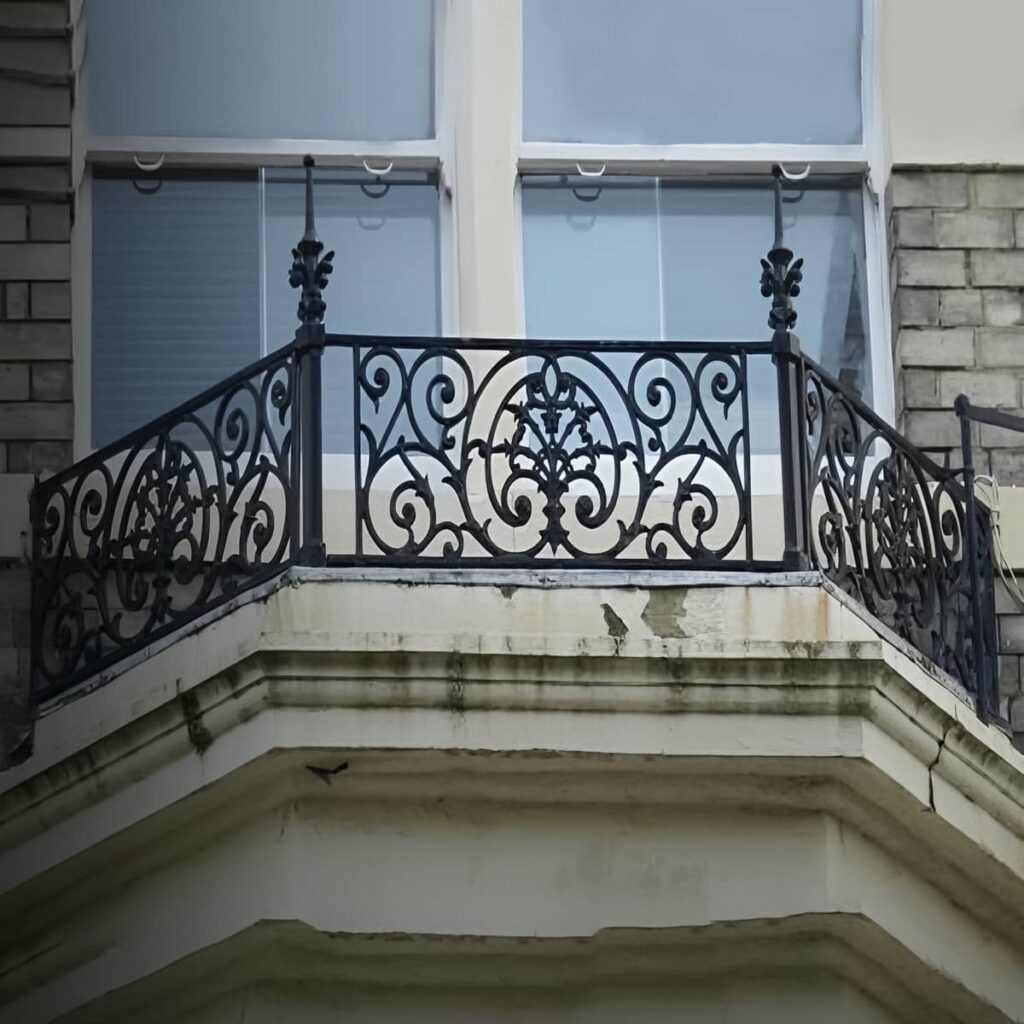 حفاظ تراس سفید با دست انداز گرد در استان همدان