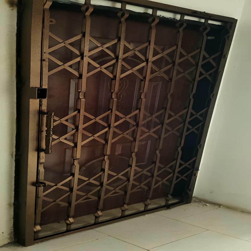 حفاظ درب آکاردئونی سفید با بازشوی روان حفاظ درب آکاردئونی سفید با بازشوی روان