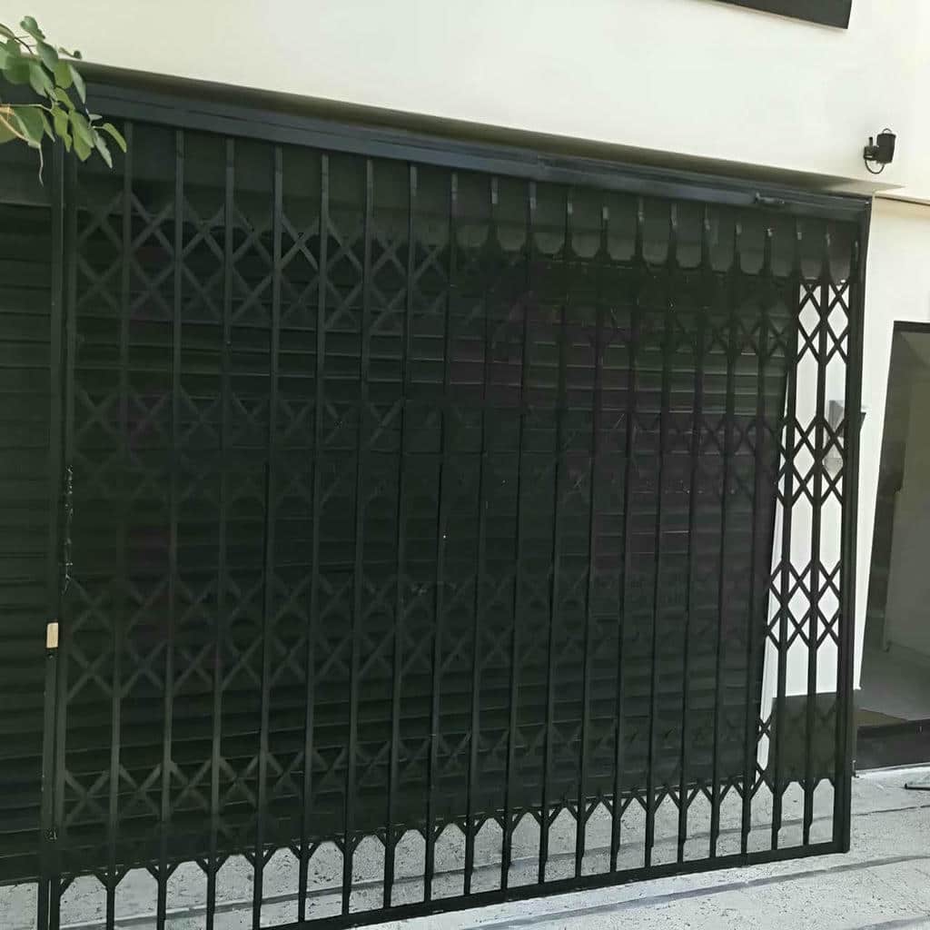 حفاظ درب آکاردئونی سفید با شبکه لوزی حفاظ درب آکاردئونی سفید با شبکه لوزی