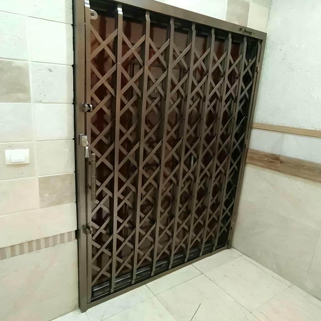حفاظ درب آکاردئونی طوسی با دستگیره مشکی حفاظ درب آکاردئونی طوسی با دستگیره مشکی