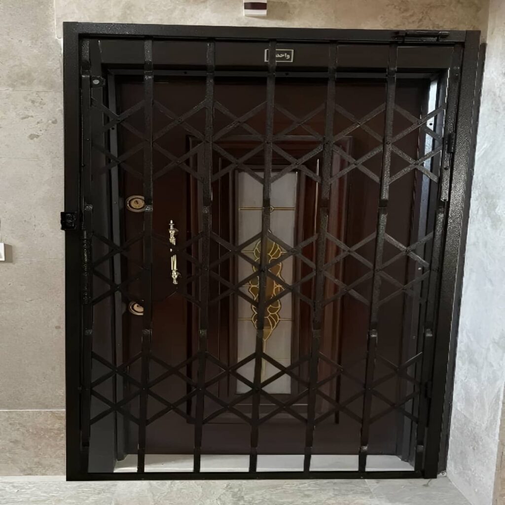 حفاظ درب آکاردئونی مشکی روی ورودی ویلای ارومیه