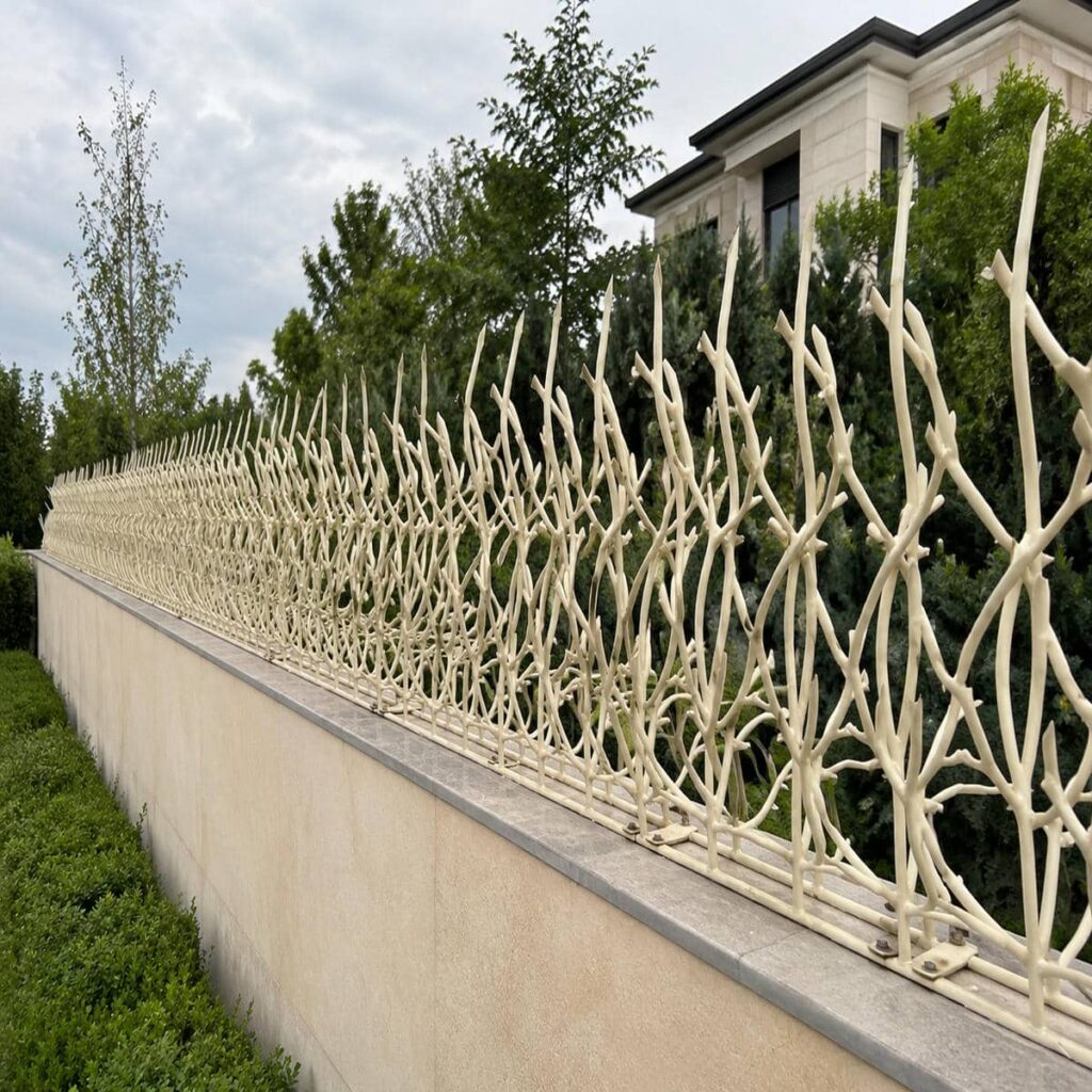 حفاظ دیوار خاکستری بالای دروازه پارکینگ مسکونی حفاظ دیوار خاکستری بالای دروازه پارکینگ مسکونی